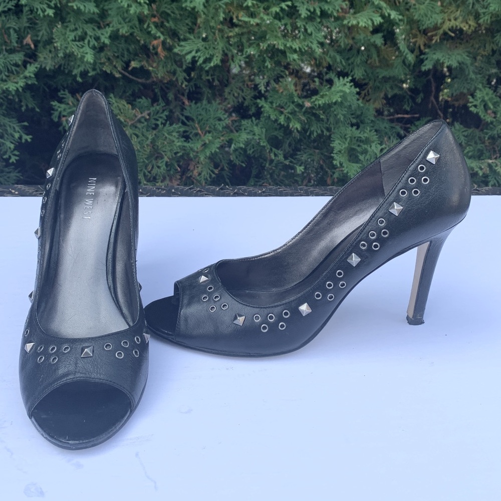 Peep toe pumps